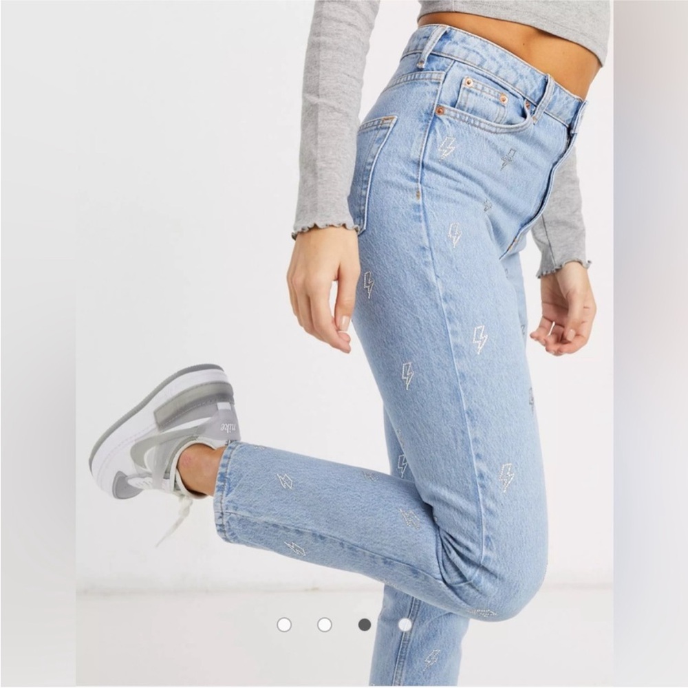 TOPSHOP lightning detail Mom jeans in bleach stone size 25